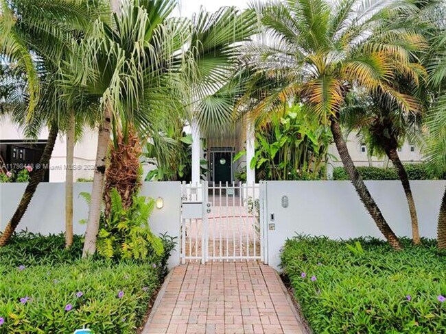 Building Photo - 621 N Mashta Dr