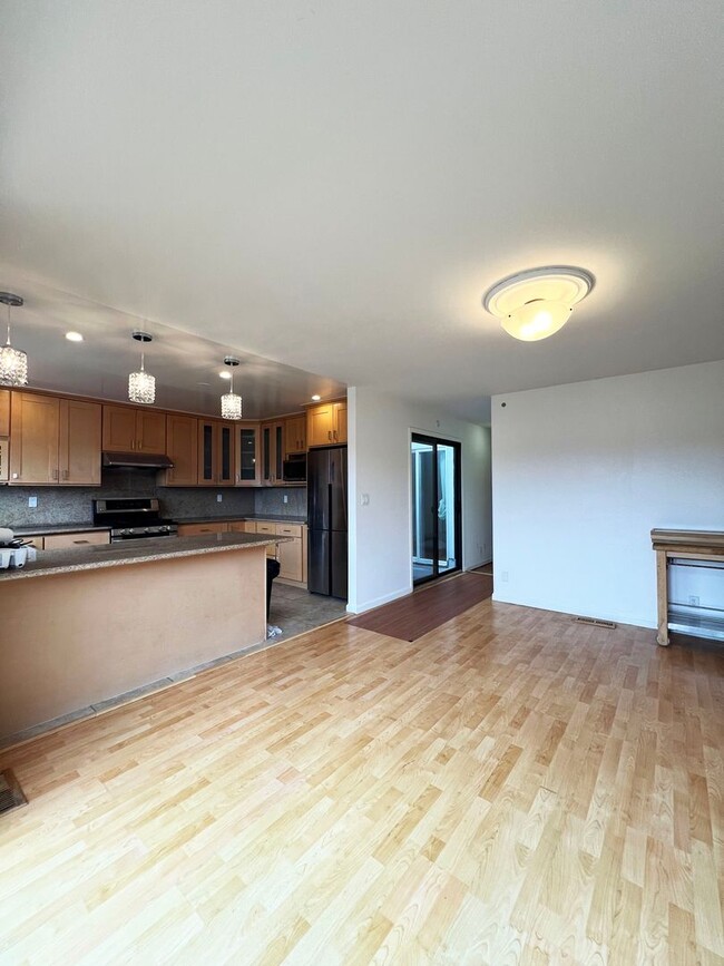 Building Photo - Charming Upstairs Unit in Desirable Parksi...