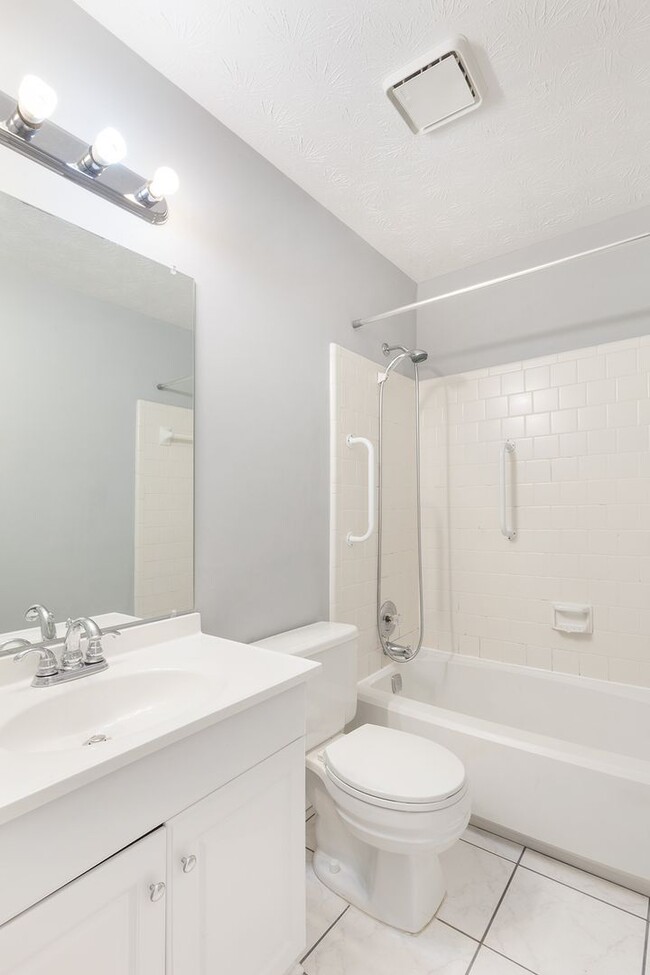 Building Photo - Two-Story Townhome Quiet Neighborhood w/ G...