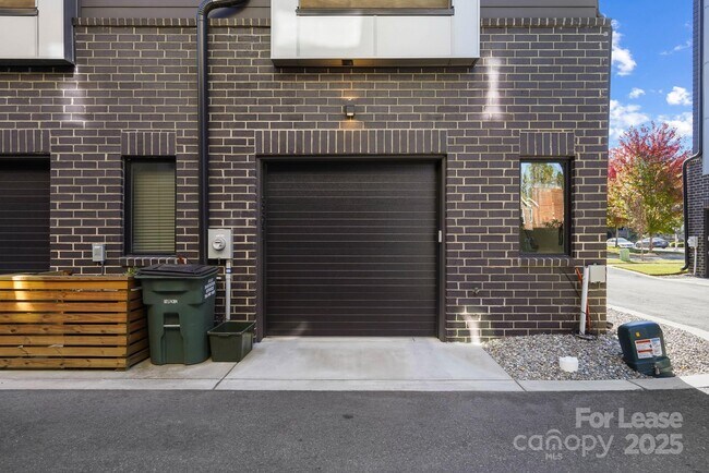 Building Photo - 3301 Spencer St