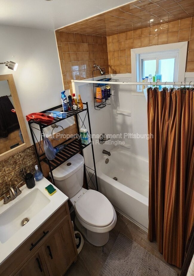 Building Photo - 433 Ella St