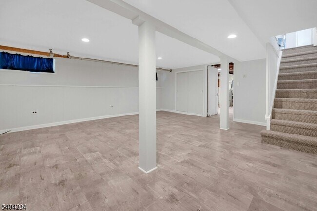 Building Photo - 5 Gates Ave