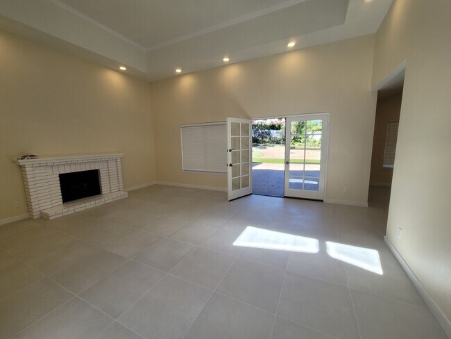 Building Photo - 462 Avenida Adobe