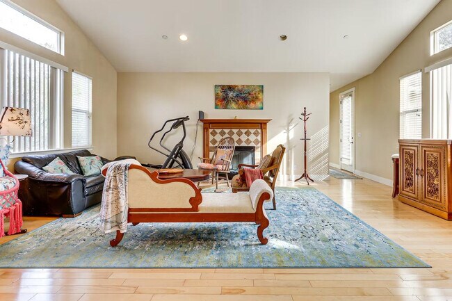 Building Photo - 158 Sierra Pl