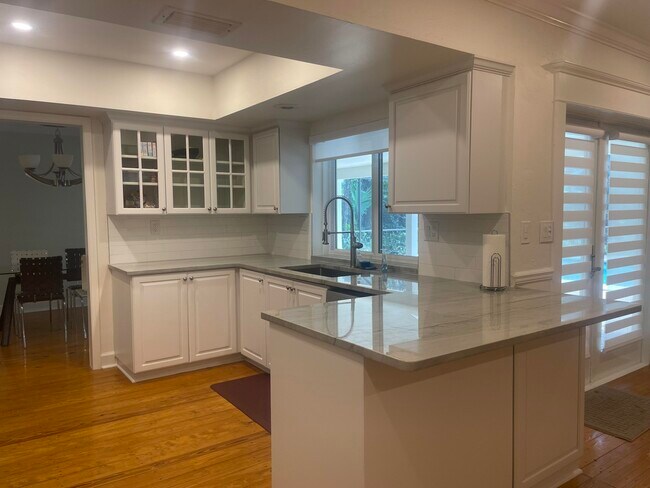 Building Photo - 1120 SW 14th Dr