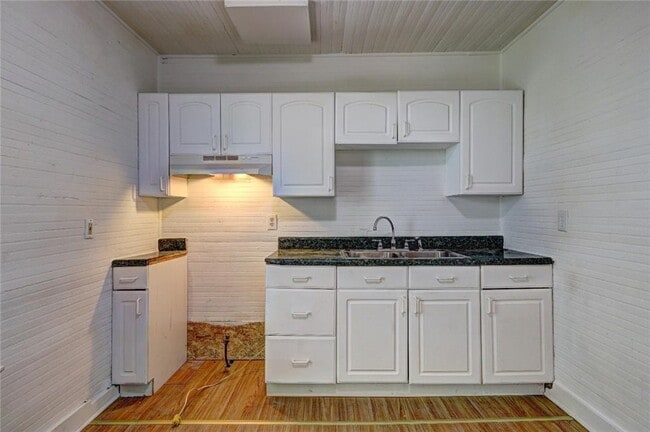 Building Photo - 294 Madison St