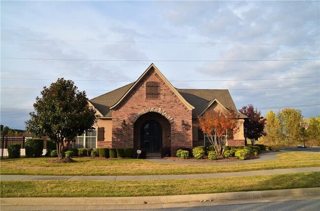 Building Photo - 1800 SW Riverstone Rd