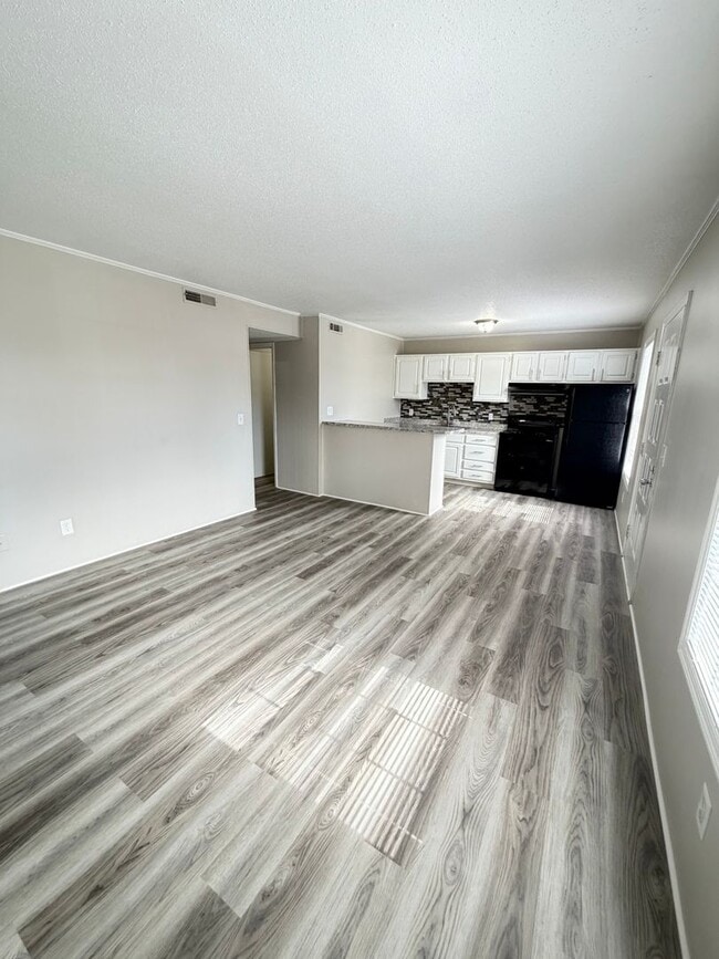 Building Photo - Oxford-2 Bedrooms