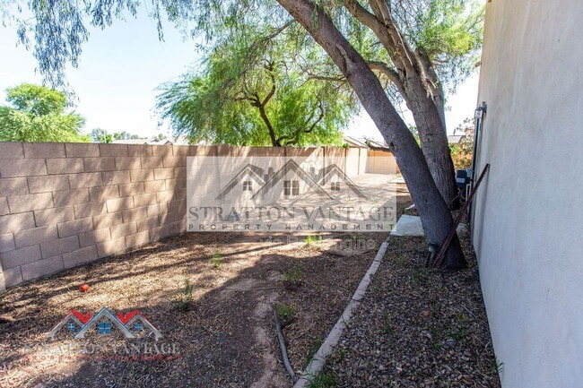 Building Photo - 2185 N Mosley Dr