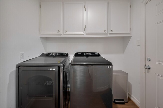 Building Photo - 8057 Ridgeview Dr