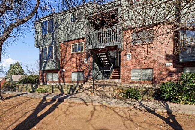Building Photo - Updated 2 bed / 1 bath home in Lakewood!
