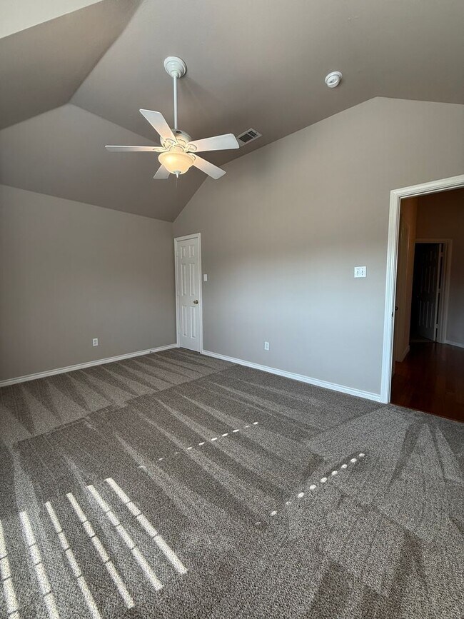 Building Photo - 4/2/2 with Fireplace - Wonderful YARD - Community Pool