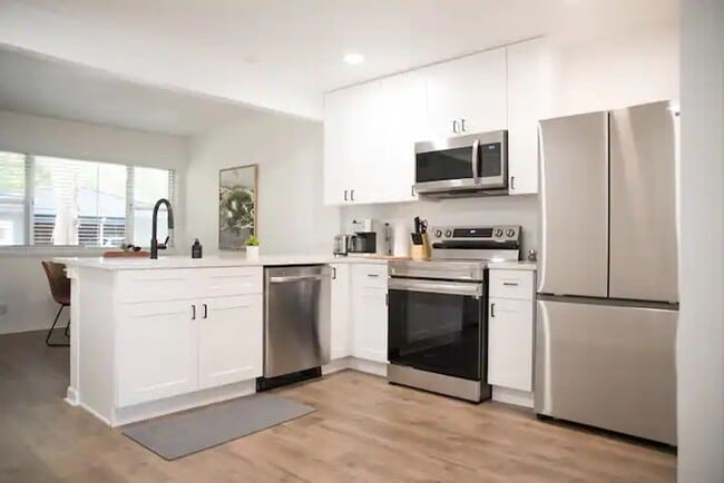 Building Photo - Fully Renovated 2x1 in a fabulous location!