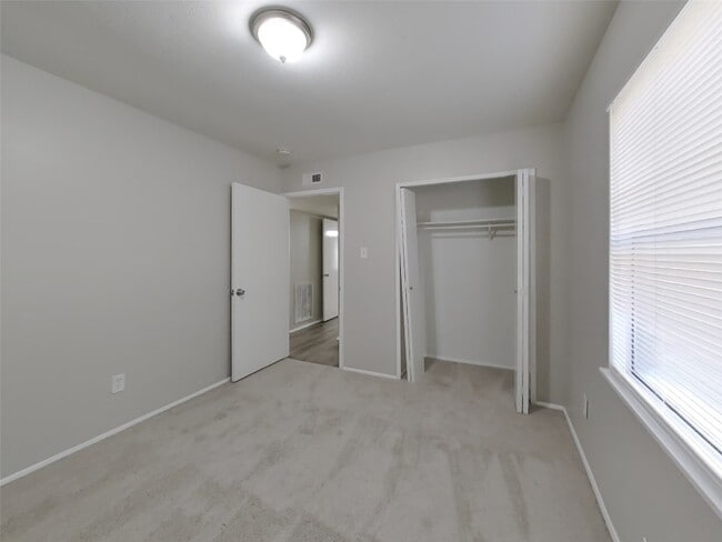 Building Photo - 2806 Quail Run Dr