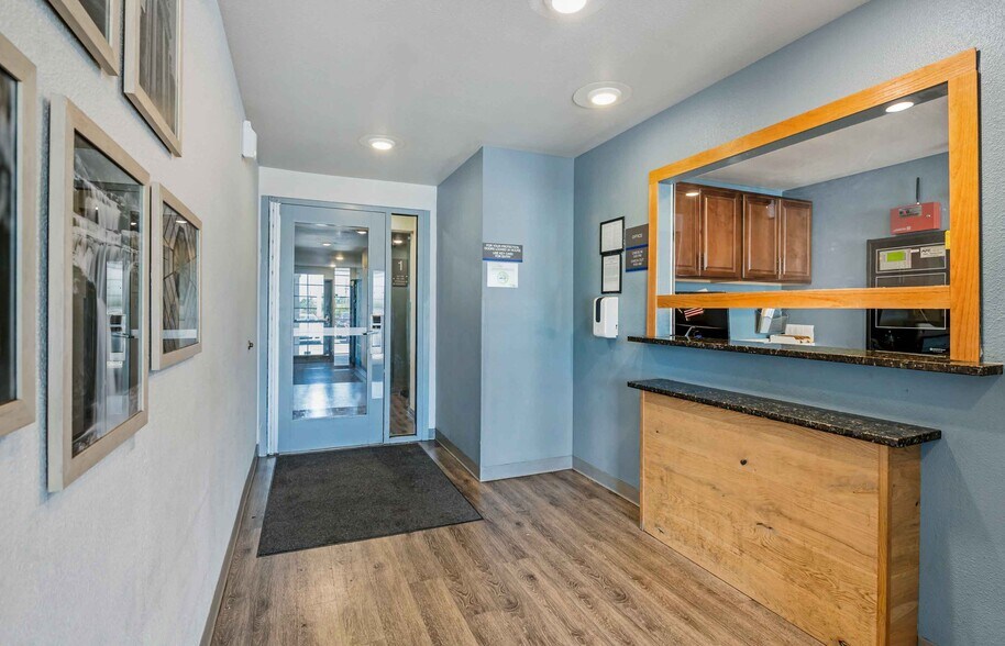 Building Photo - Furnished Studio-Indianapolis - Lawrence
