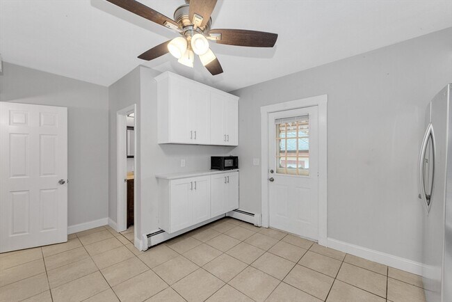 Building Photo - 204 Maple St