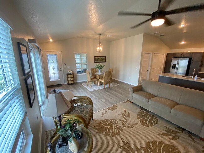 Building Photo - Beautiful, Furnished ANNUAL 2 bed, 2 bath ...