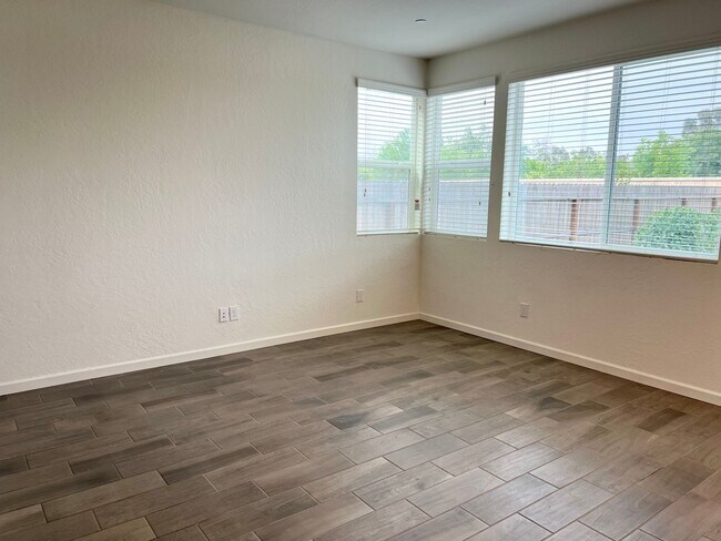 Building Photo - 3/2.5 In North Clovis Near Buchanan High School