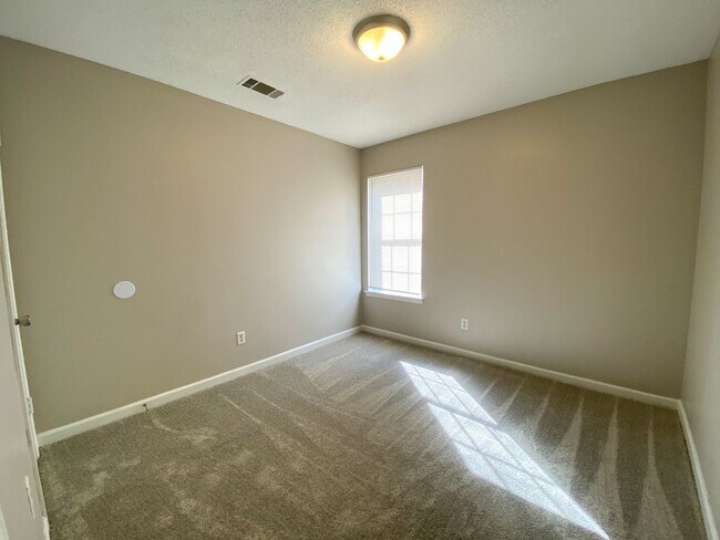 Building Photo - 3 bed, 2 bath home with wonderful curb appeal near N. Germantown Parkway.