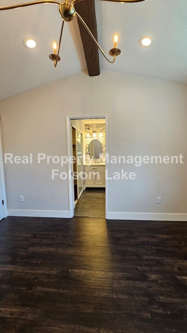 Building Photo - Modern Townhouse Living in Desirable Lakes...