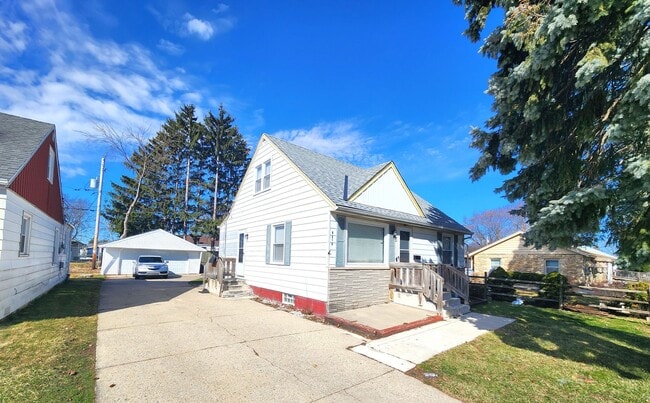 Building Photo - Spacious 4-bedroom, 2-bathroom single-family home