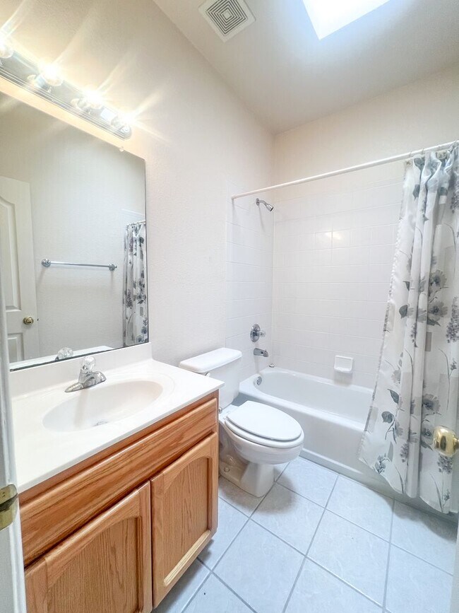 Building Photo - Adorable 3 bedroom 2 bath in Northeast El ...