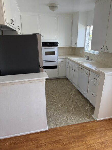 Unit 4 - 4444 Whitsett Ave