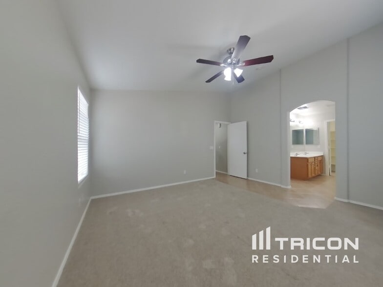 Building Photo - 15458 W Mercer Ln