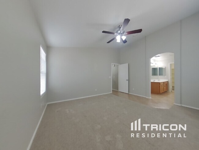 Building Photo - 15458 W Mercer Ln