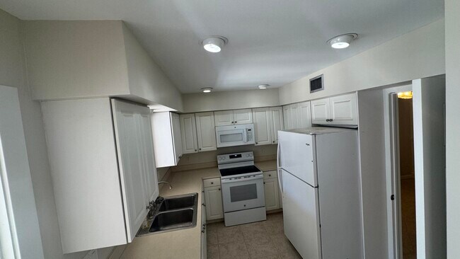 Building Photo - 2704 Cardinal Dr