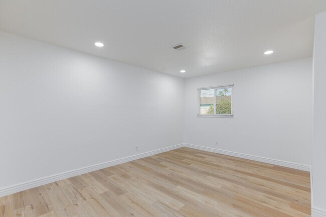 Building Photo - 3 bed and 2 bath with big yard for boat an...