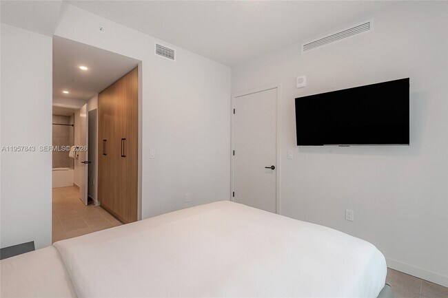 Building Photo - 121 NE 5th St