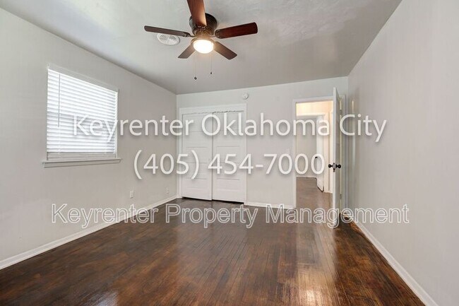 Building Photo - 4913 N Willow Ave