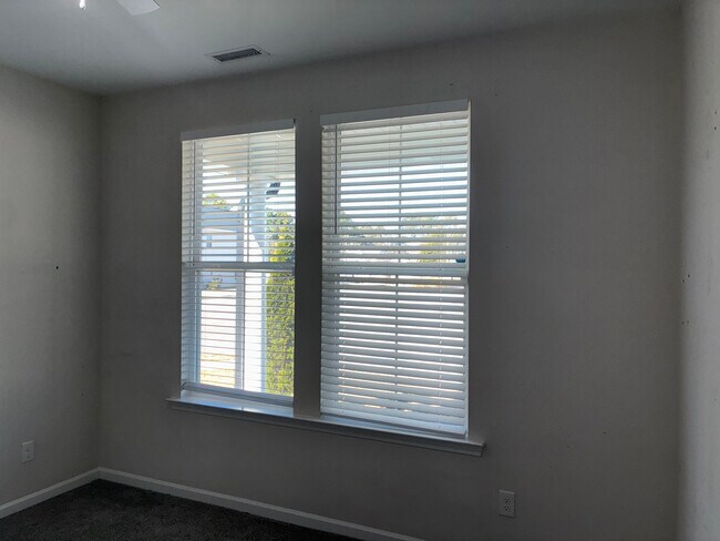 Building Photo - Room in House on Hopper Cir