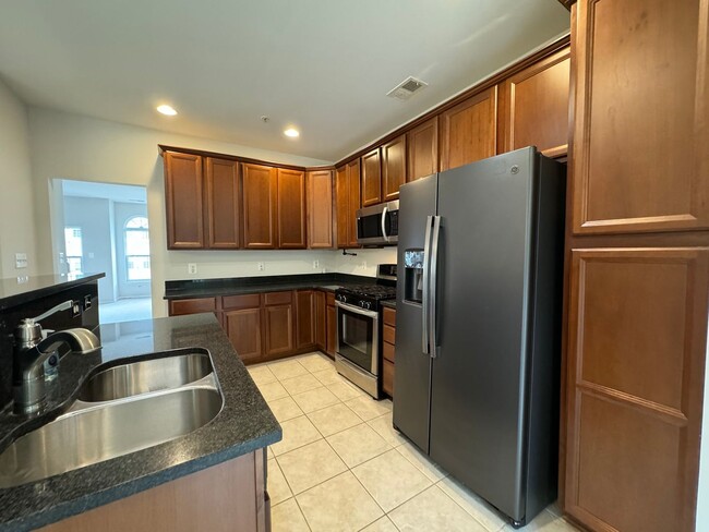 Building Photo - Fantastic 3 Bed 2.5 Bath Brick Townhome In...