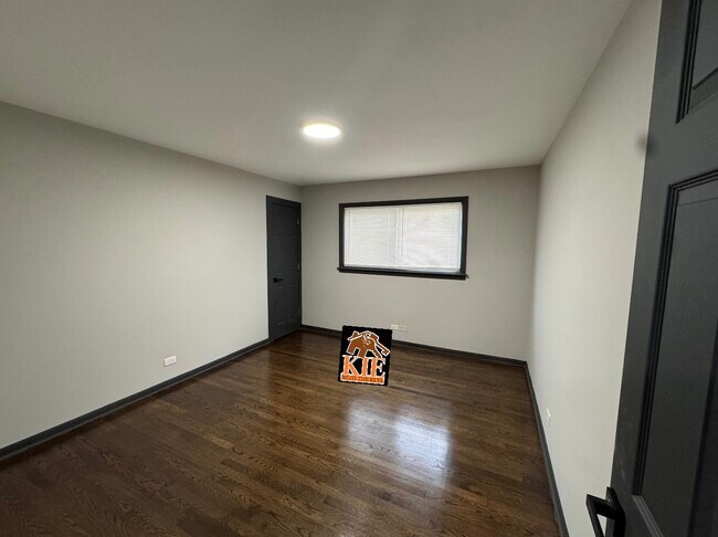 Building Photo - 14527 Irving Ave