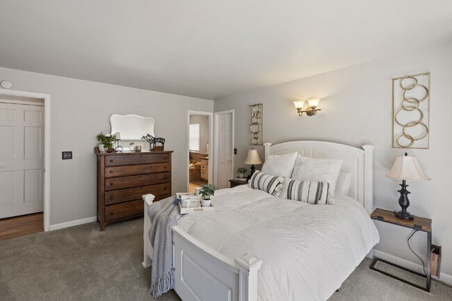 Building Photo - Spacious 6-Bedroom Broadmoor Rental with M...
