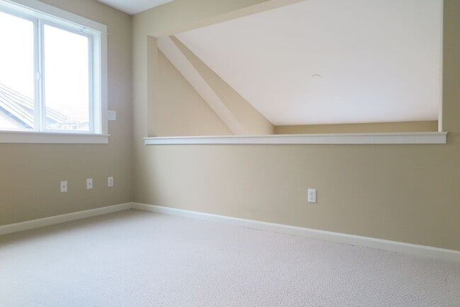 Building Photo - Discover easy living at Forest Heights 2b/2ba Townhome!