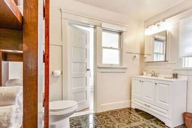 Building Photo - 636
