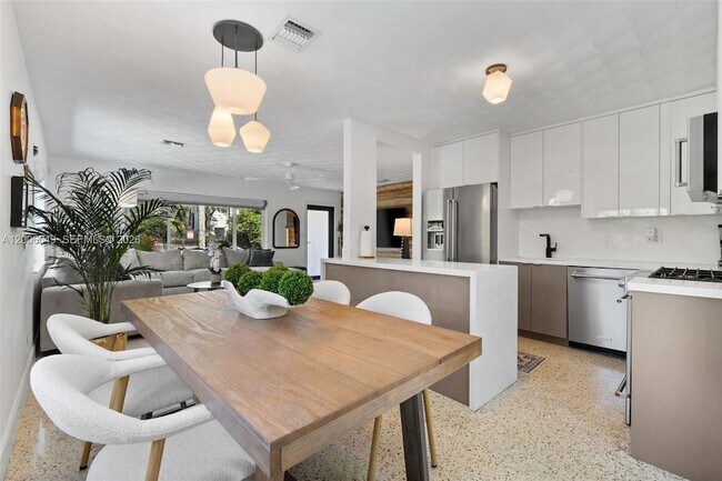 Building Photo - 930 N 11th Ct