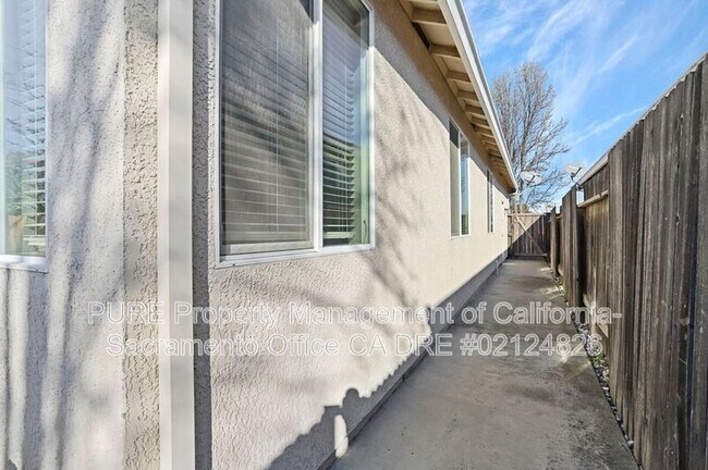 Building Photo - 1518 Sandmark Dr