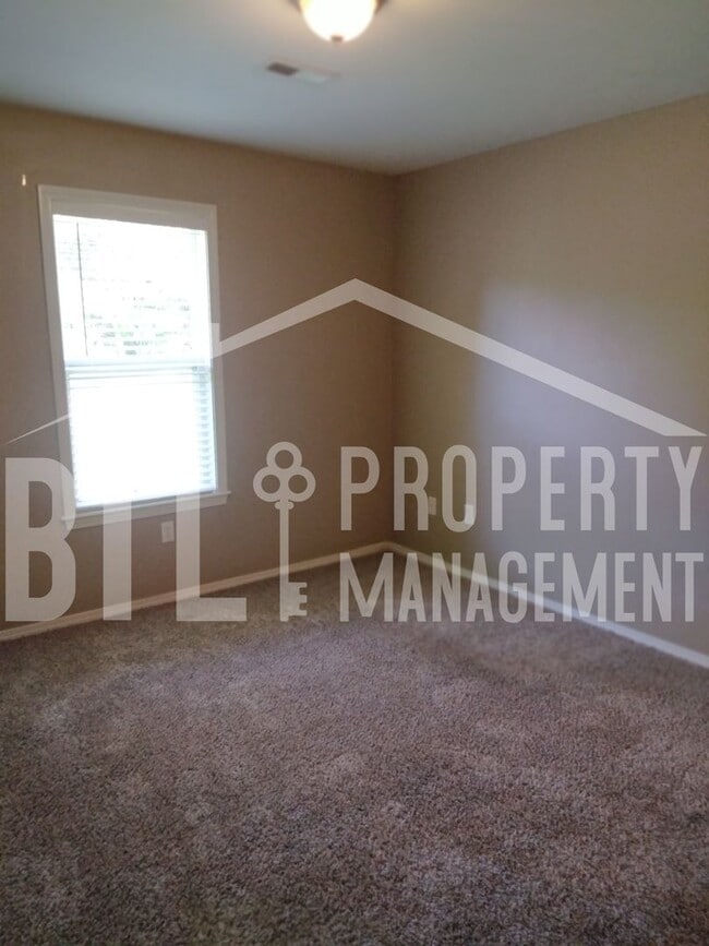 Building Photo - 3 Bedroom 2 Car Garage Duplex in Branson