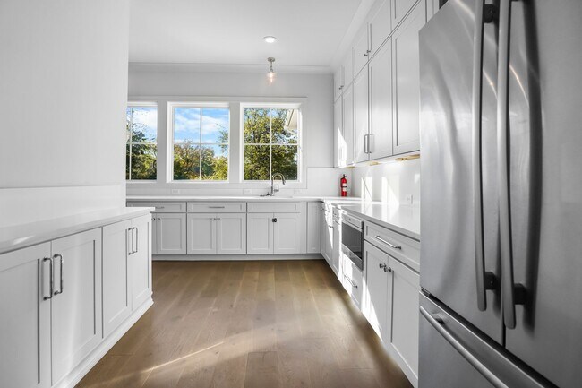 Building Photo - 3311 Skyline Dr