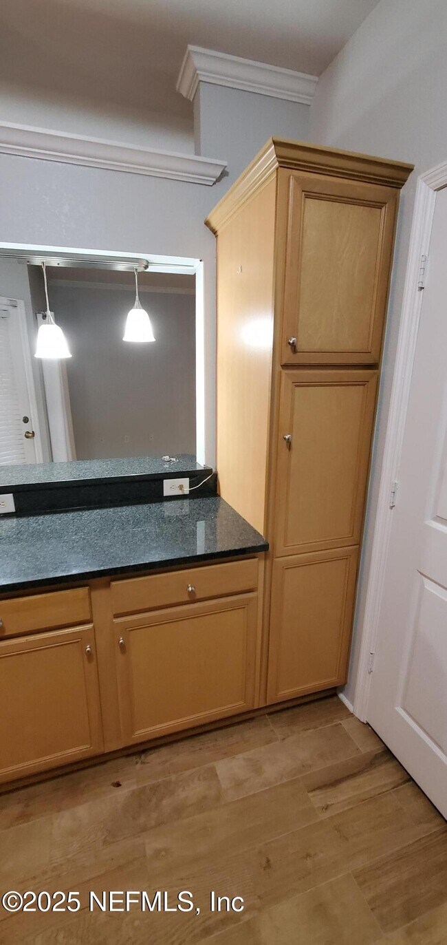 Building Photo - 7800 Point Meadows Dr