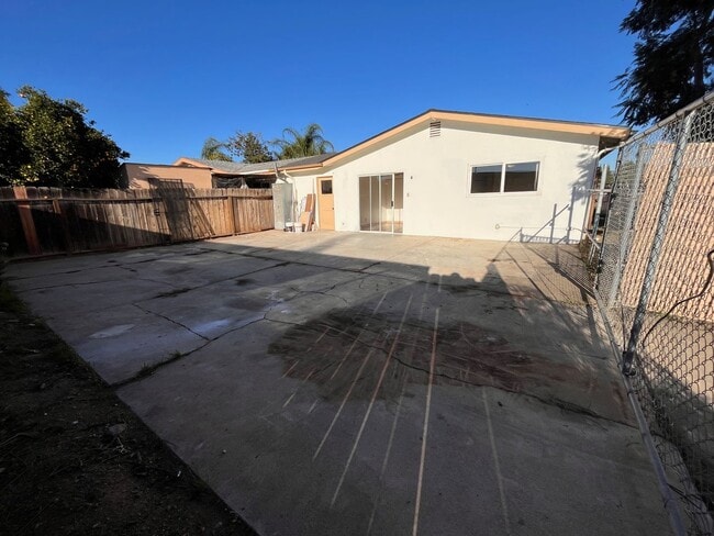 Building Photo - Fully Renovated Home with Large Extra Livingroom and Large Backyard