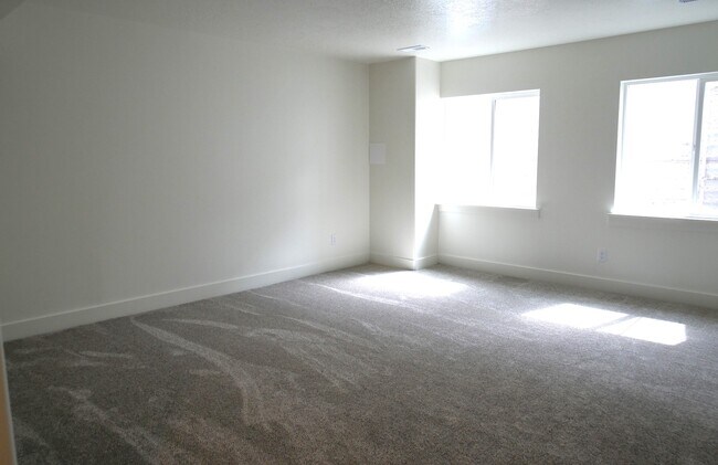 Building Photo - 421 E 200 N