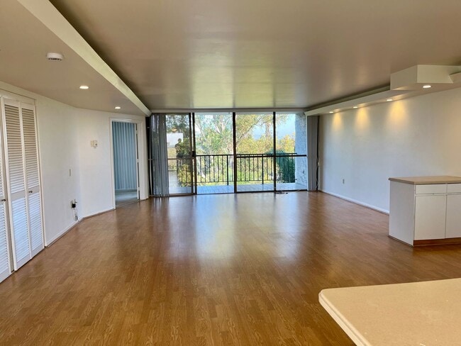 Building Photo - 6th Floor 2 Bedroom 2 Bath Newly remodeled...