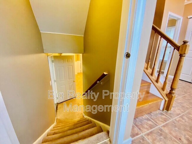 Building Photo - 475 Stoneglen St