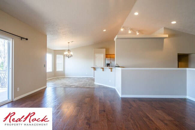 Building Photo - 5 Bedroom Pet Friendly Home!
