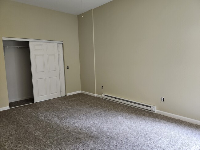 Building Photo - 301 King St